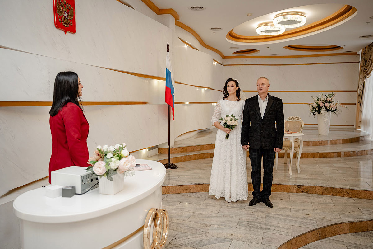 Профессиональный свадебный фотограф в Туле с фотоаппаратом, съемка в ЗАГСе