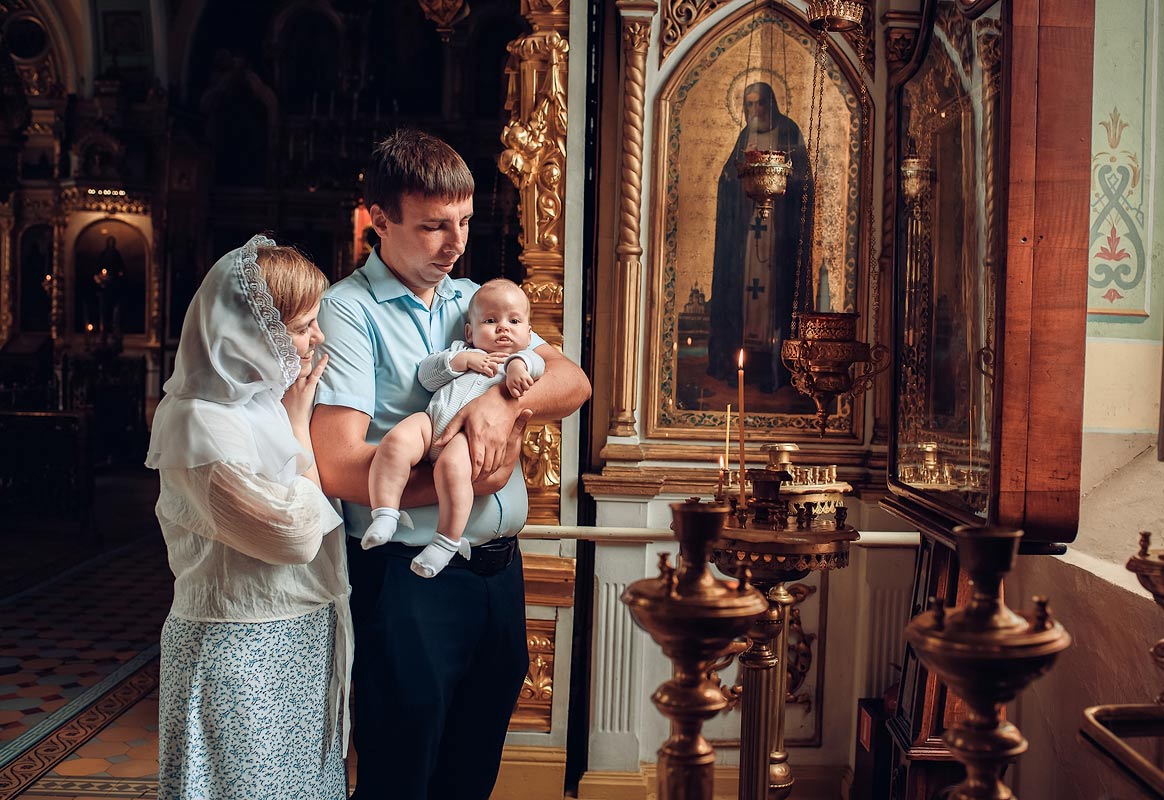 Фотосессия ребенка с родителями на крестинах